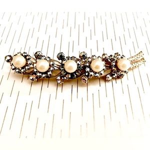 Stunning Vintage Faux pearl and blue crystal brooch